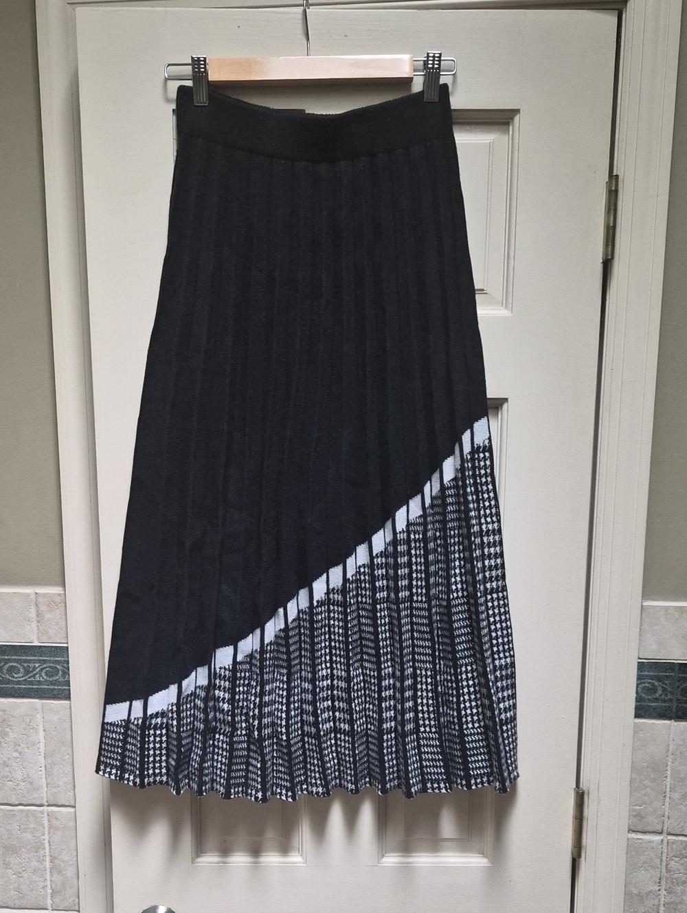Black & White Pleated Midi Skirt - Classic Houndstooth Pattern